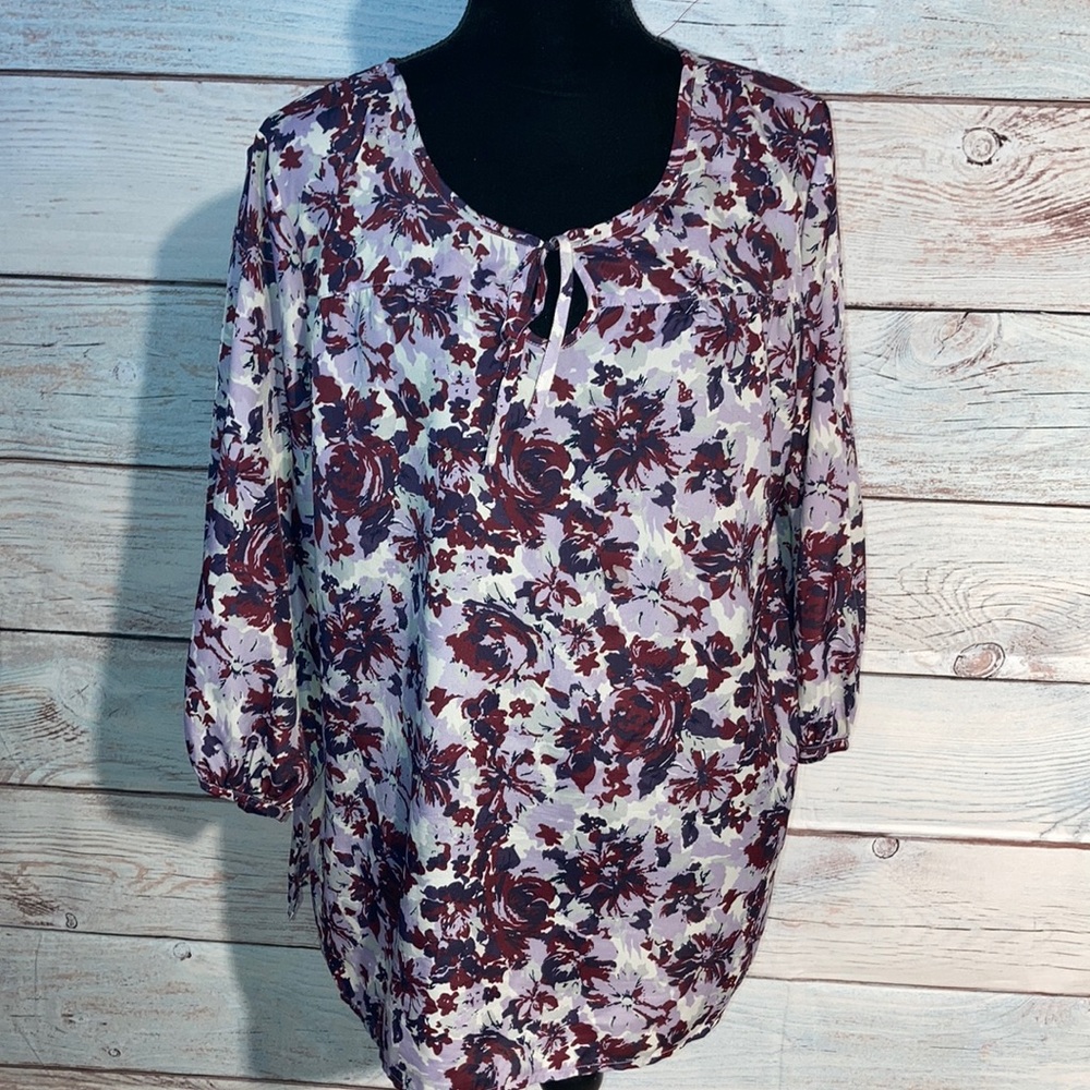 XL White Stag V neck tunic top. Floral. 3/4 sleeve